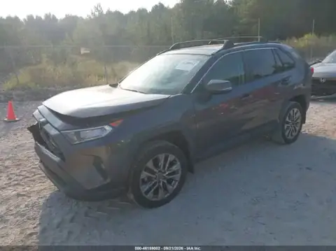 2T3C1RFV9MW158341 — 2021 Toyota RAV4, foto 2 de IAAI, Parte delantera