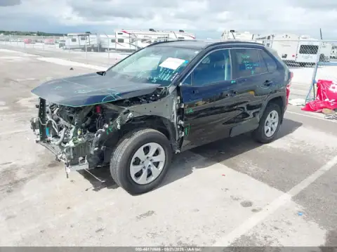 2T3F1RFVXMC211322 — 2021 Toyota RAV4, ფოტო 2, IAAI, წინა ნაწილი