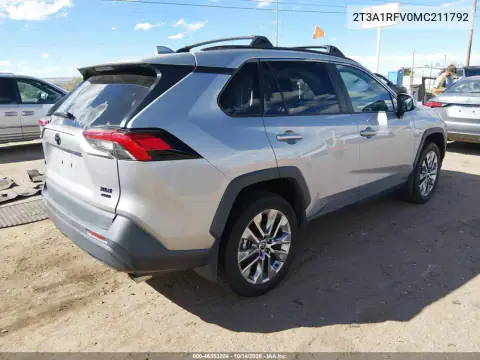 2T3A1RFV0MC211792 — 2021 Toyota RAV4, zdjęcie 5 z IAAI, Lewy bok