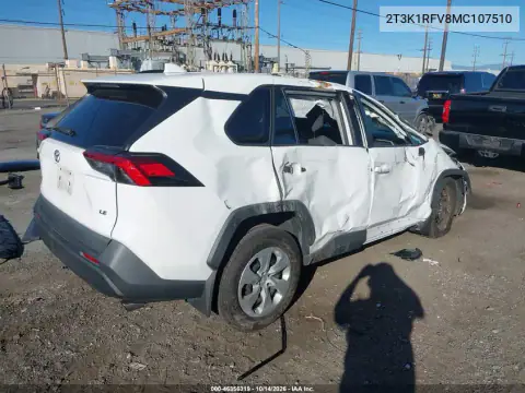 2T3K1RFV8MC107510 — 2021 Toyota RAV4, foto 5 de IAAI, Vuelco