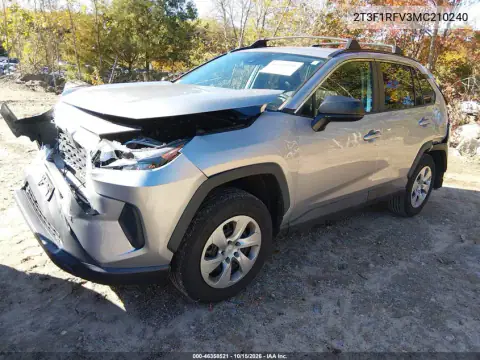 2T3F1RFV3MC210240 — 2021 Toyota RAV4, фото 3 с аукциона IAAI, передняя и задняя части