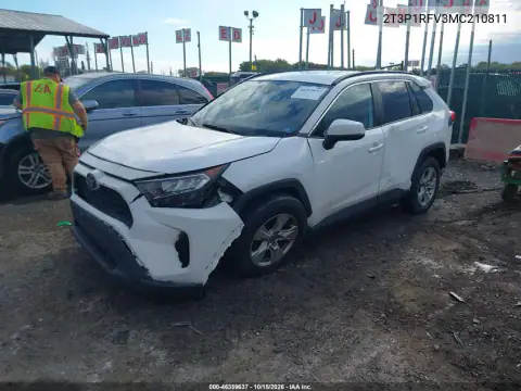 2T3P1RFV3MC210811 — 2021 Toyota RAV4, zdjęcie 3 z IAAI, Dachowanie