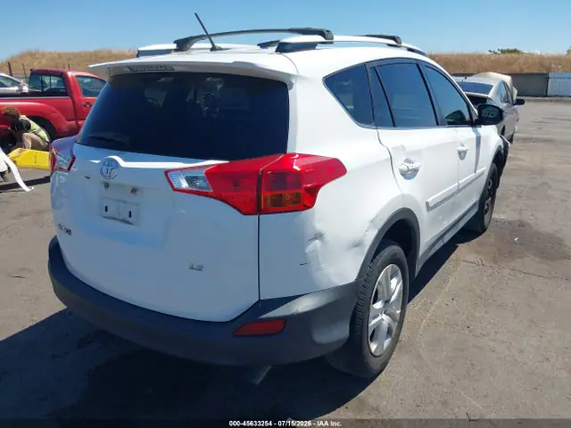JTMZFREV3FD078644 — 2015 Toyota RAV4 LE, foto 4 de IAAI 30.09.2026, Parte delantera