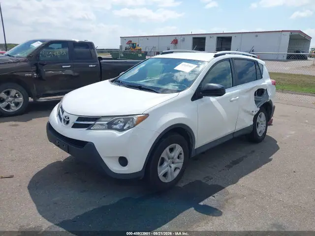 JTMBFREV5FD111497 — 2015 Toyota RAV4 LE, foto 2 de IAAI 19.10.2026, Trasera izquierda