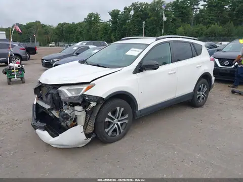 JTMBFREV6HJ113635 — 2017 Toyota RAV4 LE, photo 2 from IAAI 23.10.2026, Front and rear