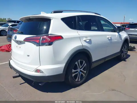 JTMZFREVXHJ715212 — 2017 Toyota RAV4 LE, фото 4 з IAAI 20.10.2026, Задня частина зліва