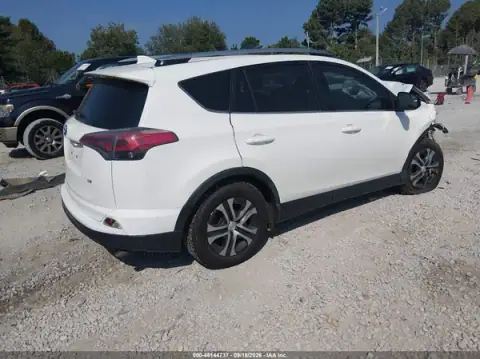 JTMZFREV4HJ716095 — 2017 Toyota RAV4, foto 4 de IAAI 12.10.2026, Parte delantera