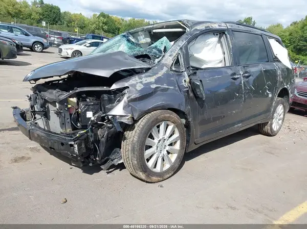 5TDJZ3DC3HS154775 — 2017 Toyota Sienna, photo 2 from IAAI 01.10.2026, Front end
