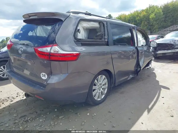 5TDJZ3DC3HS154775 — 2017 Toyota Sienna, photo 4 from IAAI 01.10.2026, Front end