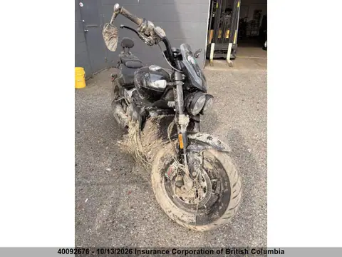 SMTY1BJT5STCE7990 — 2025 Triumph Rocket 3 Storm, фото 2 з IAAI 19.10.2026, Передня частина