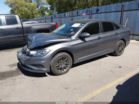 3VWN57BU4MM102725 — 2021 Volkswagen Jetta, foto 2 de IAAI, Parte delantera