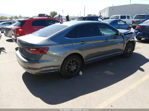 3VWN57BU4MM102725 — 2021 Volkswagen Jetta, foto 4 de IAAI, Parte delantera