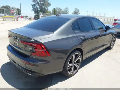 7JRL12FL1RG326967 — 2024 Volvo S60 B5 Plus Dark Theme, ფოტო 4, IAAI 28.09.2026, წინა ნაწილი