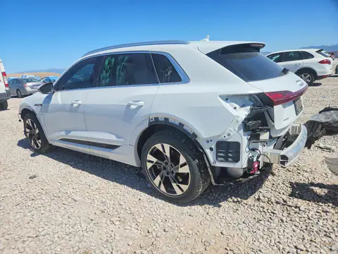 WA1LABGE4MB011014 — 2021 Audi E-Tron, фото 2 з Аукцион 20.10.2026, Передня частина