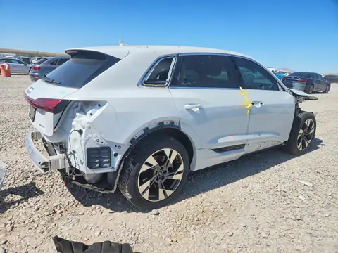 WA1LABGE4MB011014 — 2021 Audi E-Tron, фото 3 з Аукцион 20.10.2026, Передня частина