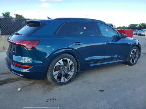 WA1AAAGE8MB027119 — 2021 Audi E-Tron, zdjęcie 3 z Аукцион 20.10.2026, Drobne wgniecenia i rysy