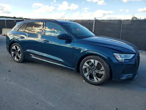 WA1AAAGE8MB027119 — 2021 Audi E-Tron, zdjęcie 4 z Аукцион 20.10.2026, Drobne wgniecenia i rysy