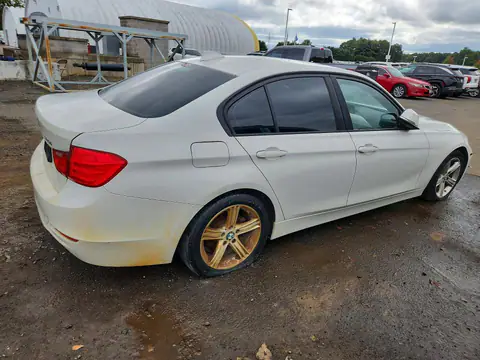 WBA3C3C55DF979561 — 2013 BMW 320, ფოტო 3, Аукцион 22.10.2026, მცირე ჩაღრმავებები და ნაკაწრები