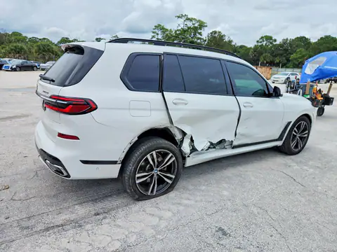 5UX23EM00P9M76096 — 2023 BMW X7, zdjęcie 3 z Аукцион 28.10.2026, Bok