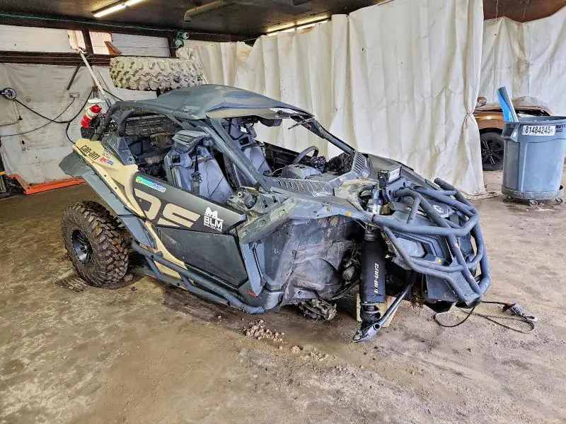3JBVGAY46NE002190 Can-Am Maverick X3 2022 — დაზიანება წინა ნაწილი, ფოტო შეკეთებამდე