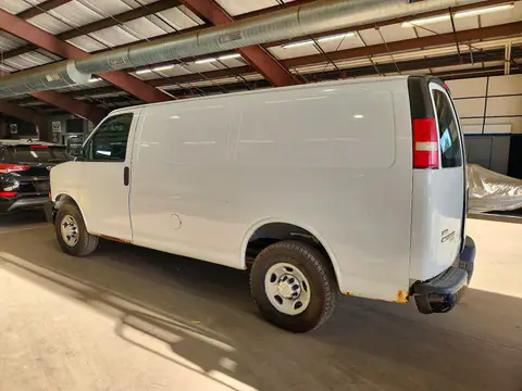 1GCWGFFA0B1127272 — 2011 Chevrolet Express G2500, foto 2 de Аукцион 22.10.2026, Pequeñas abolladuras y arañazos
