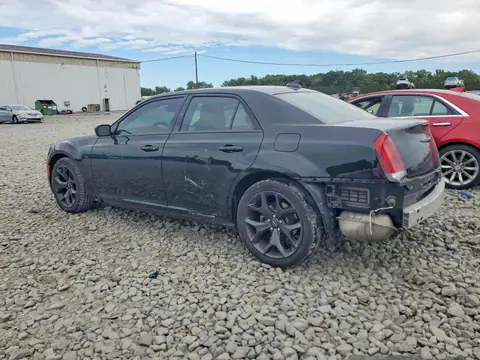 2C3CCABG7MH589137 — 2021 Chrysler 300, фото 2 з Аукцион 26.10.2026, Задня частина