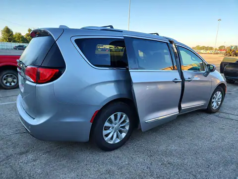 2C4RC1BG2KR537654 — 2019 Chrysler Pacifica, ფოტო 3, Аукцион 28.10.2026, მექანიკური დაზიანება