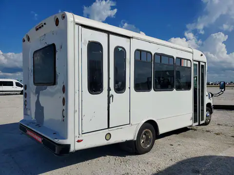 1FDEE3FNXMDC10823 — 2021 Ford E350, zdjęcie 3 z Аукцион 27.10.2026, Drobne wgniecenia i rysy