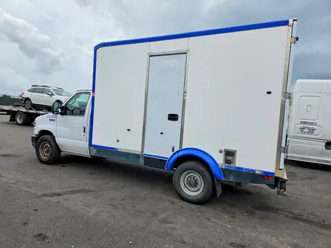 1FDWE3FKXPDD09740 — 2023 Ford E350, фото 2 с аукциона Аукцион 26.10.2026, Мелкие вмятины и царапины