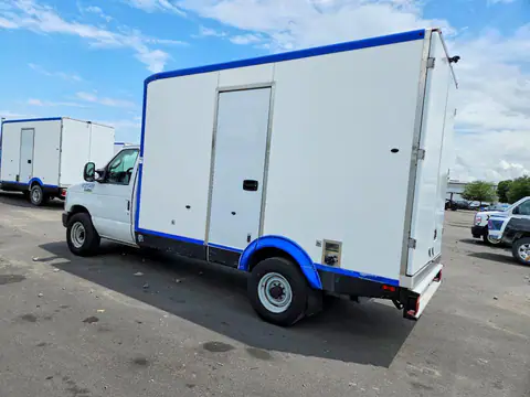 1FDWE3FK3PDD14715 — 2023 Ford E350, ფოტო 2, Аукцион 07.10.2026, მცირე ჩაღრმავებები და ნაკაწრები