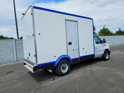 1FDWE3FK3PDD14715 — 2023 Ford E350, ფოტო 3, Аукцион 07.10.2026, მცირე ჩაღრმავებები და ნაკაწრები