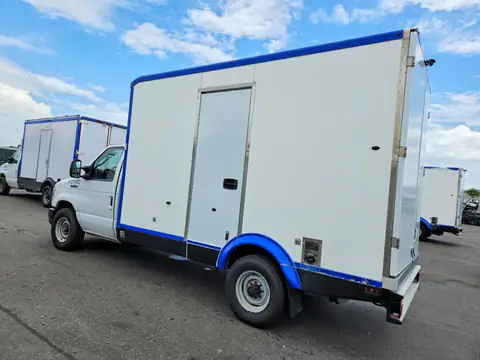 1FDWE3FKXPDD14744 — 2023 Ford E350, фото 2 с аукциона Аукцион 26.10.2026, Мелкие вмятины и царапины