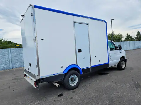 1FDWE3FKXPDD14744 — 2023 Ford E350, фото 3 с аукциона Аукцион 26.10.2026, Мелкие вмятины и царапины