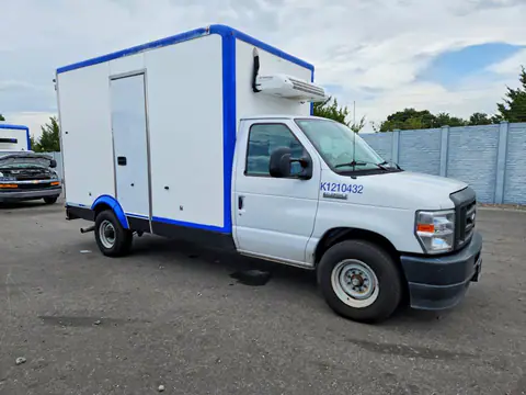 1FDWE3FKXPDD14744 — 2023 Ford E350, фото 4 с аукциона Аукцион 26.10.2026, Мелкие вмятины и царапины