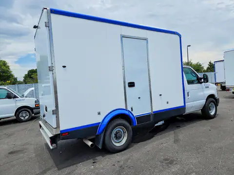 1FDWE3FKXPDD14758 — 2023 Ford E350, zdjęcie 3 z Аукцион 26.10.2026, Drobne wgniecenia i rysy