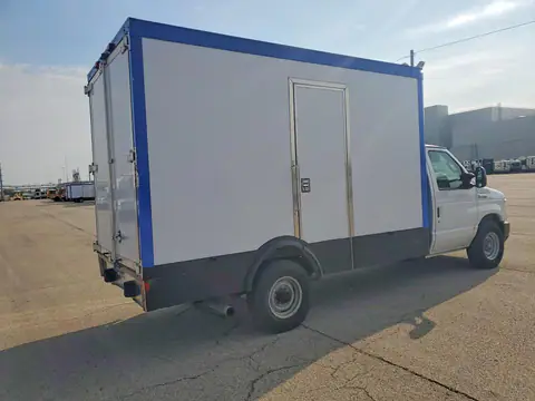1FDWE3FK7PDD32070 — 2023 Ford E350, foto 3 de Аукцион 23.10.2026, Pequeñas abolladuras y arañazos
