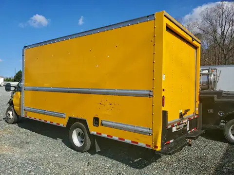 1FDWE3FN9PDD03003 — 2023 Ford Econoline, фото 2 з Аукцион 28.10.2026, Передня частина