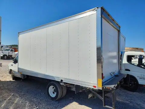 1FDWE3FN8RDD26484 — 2024 Ford Econoline, foto 2 de Аукцион 21.10.2026, Parte delantera