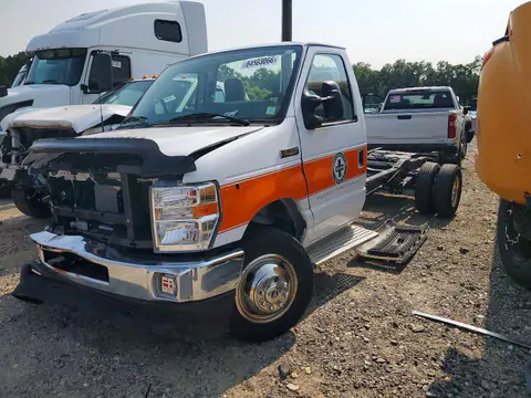 1FDXE4FNXSDD15485 — 2025 Ford Econoline, ПЕРЕДНЯЯ ЧАСТЬ (Front End), фото до ремонта
