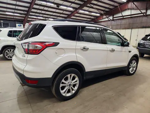 1FMCU9GD1HUB32067 — 2017 Ford Escape, ფოტო 3, Аукцион 29.10.2026, მცირე ჩაღრმავებები და ნაკაწრები