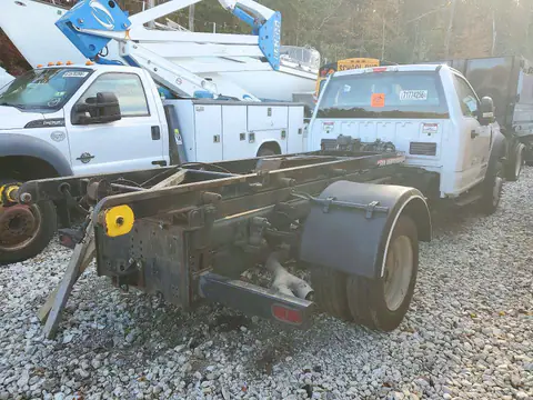 1FDUF5HT3HEB30649 — 2017 Ford F550, zdjęcie 3 z Аукцион 28.10.2026, Pożar wnętrza