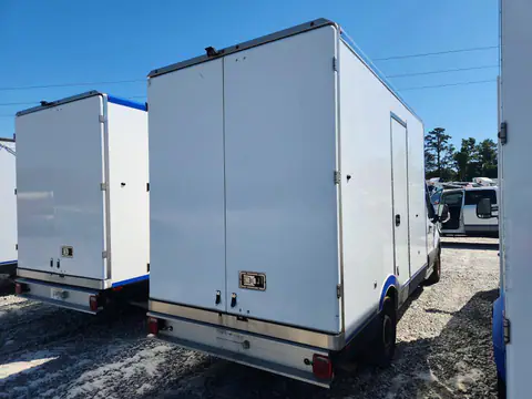 1FDBW5Z84NKA01530 — 2022 Ford Transit, zdjęcie 3 z Аукцион 21.10.2026, Drobne wgniecenia i rysy