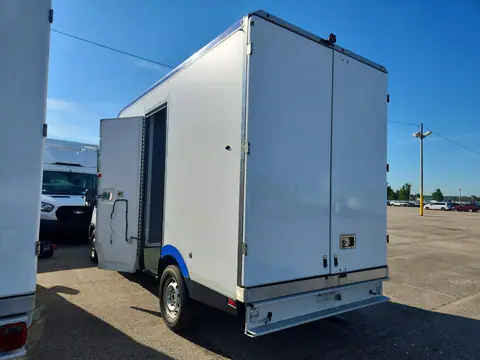 1FDBW5Z87NKA39916 — 2022 Ford Transit, foto 2 de Аукцион 28.10.2026, Daños mecánicos