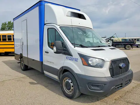 1FDBW5Z87NKA39902 — 2022 Ford Transit, ფოტო 4, Аукцион 28.10.2026, მცირე ჩაღრმავებები და ნაკაწრები