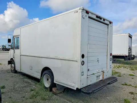 4UZA4FA46YCF82045 — 2000 Freightliner MT45 Chassis, photo 2 from Аукцион 19.10.2026, Minor dents and scratches