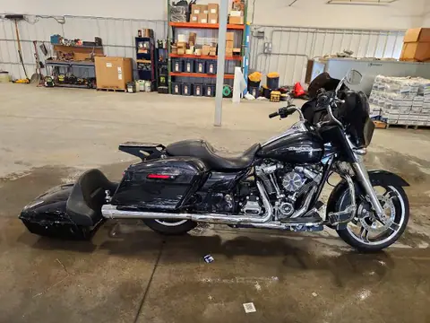 1HD1KBC19JB633549 — 2018 Harley-Davidson FLHX, Przód (Front End), zdjęć przed naprawą