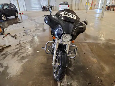1HD1KBC19JB633549 — 2018 Harley-Davidson FLHX, zdjęcie 2 z Аукцион 22.10.2026, Przód