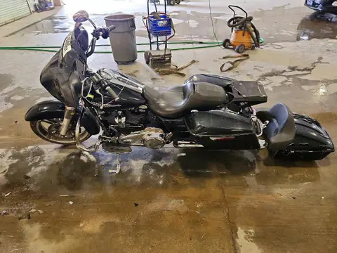 1HD1KBC19JB633549 — 2018 Harley-Davidson FLHX, zdjęcie 3 z Аукцион 22.10.2026, Przód