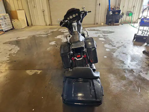 1HD1KBC19JB633549 — 2018 Harley-Davidson FLHX, zdjęcie 4 z Аукцион 22.10.2026, Przód