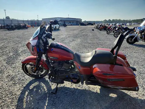 1HD1KB714RB619080 — 2024 Harley-Davidson FLHX, foto 3 de Аукцион 22.10.2026, Daños en todo el vehículo